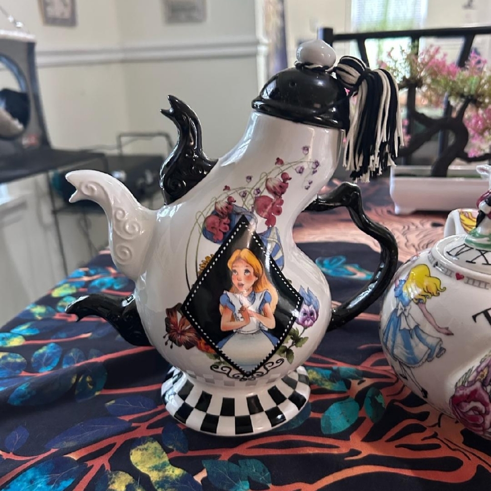 Alice in Wonderland Themed Tea Set Limited Edition - Picture 2 of 9